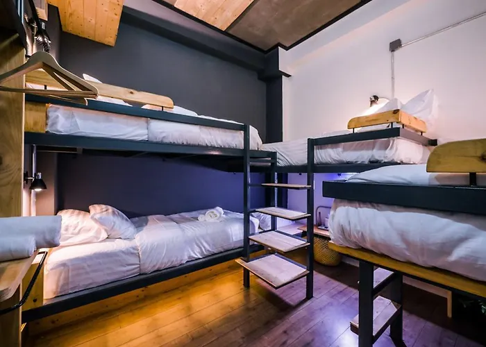 Zeds Hostel *