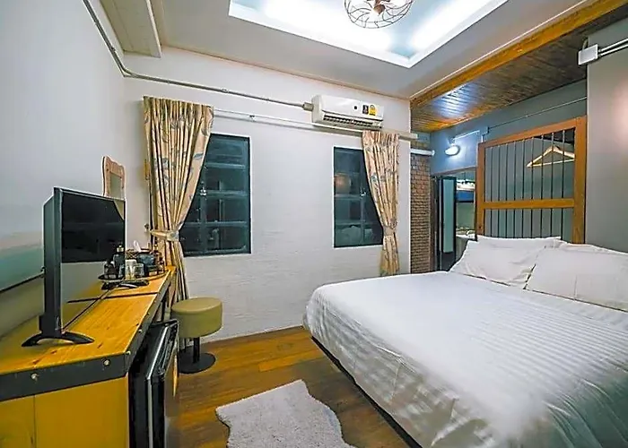 Zeds Albergue *